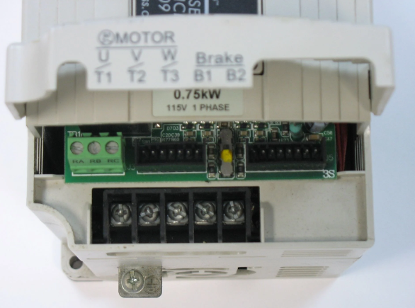 该 VFD 显示使用单相电压电源时的额定功率为 0.75 kW (1 HP)。图片由作者提供